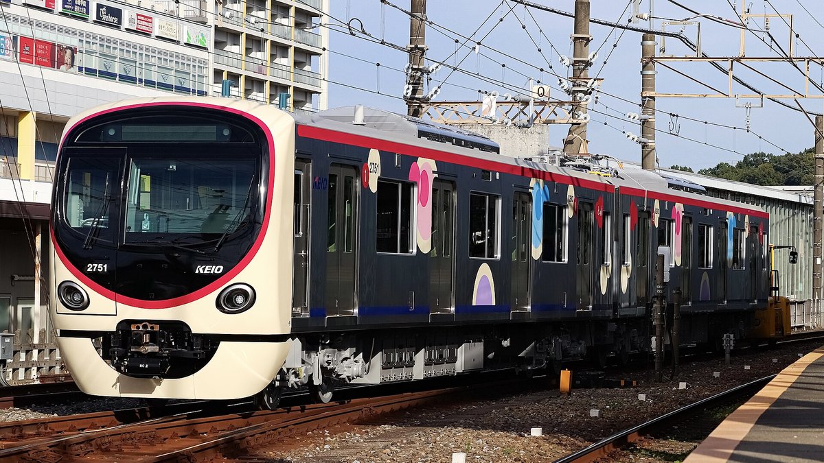 Keio logolu 2000 serisi banliyö treni (temsili fotoğraf; tren seferleri saldırıdan etkilenmedi)