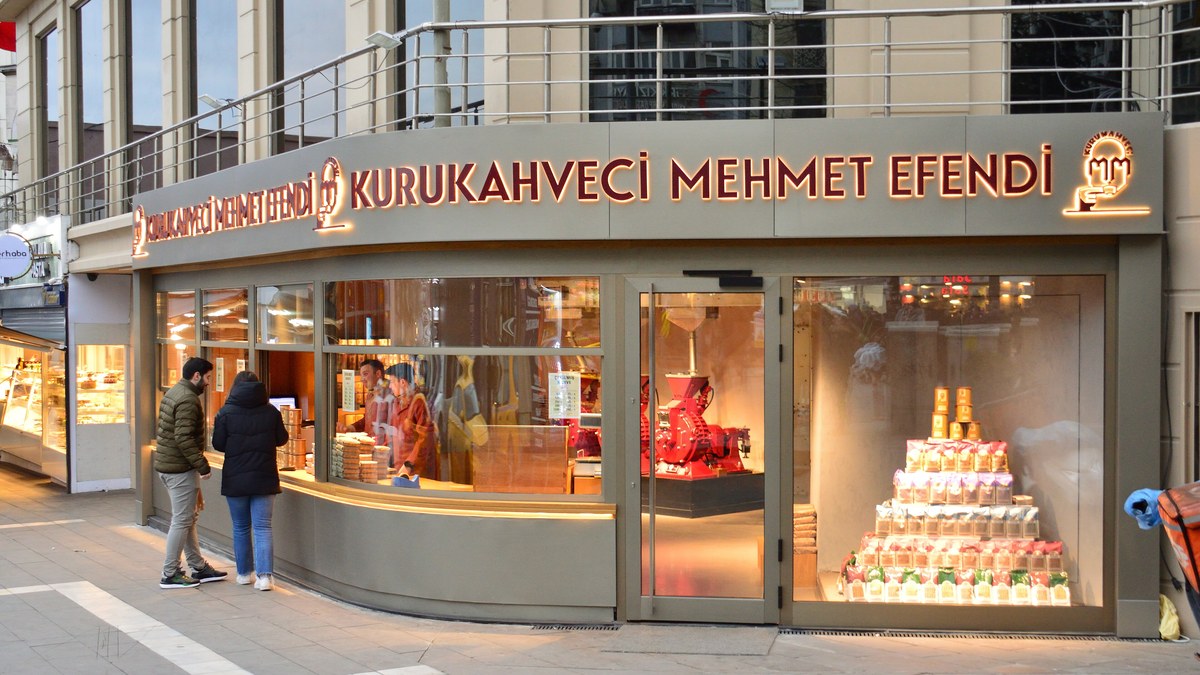 Kurukahveci Mehmet Efendi dükkânının tabelalı cephesi (temsili)