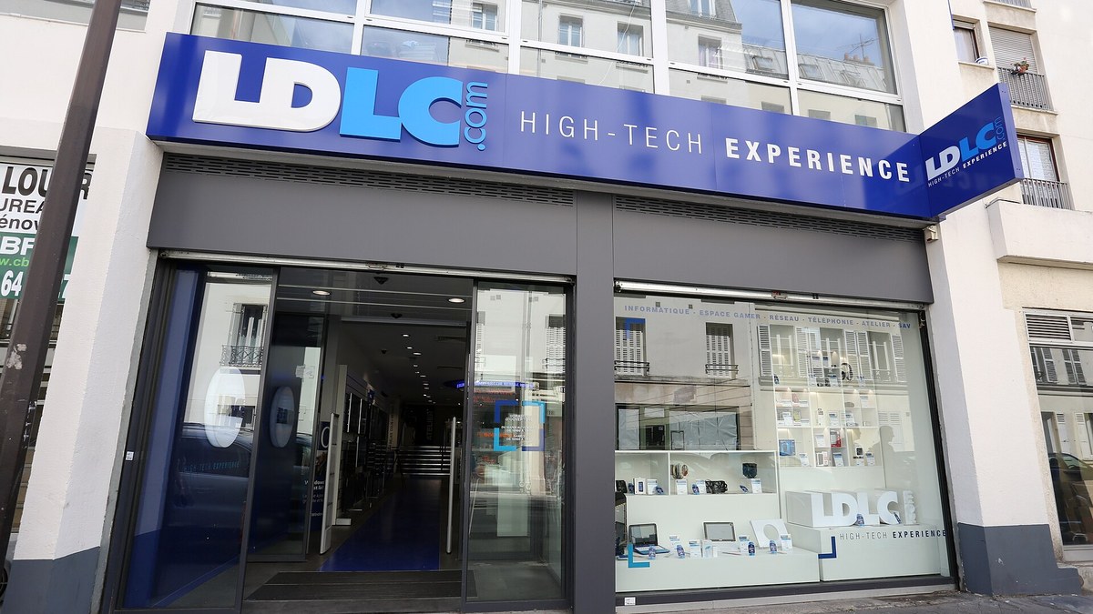 Paris'teki LDLC mağazasının mavi LDLC.com tabelalı cephesi ve vitrini