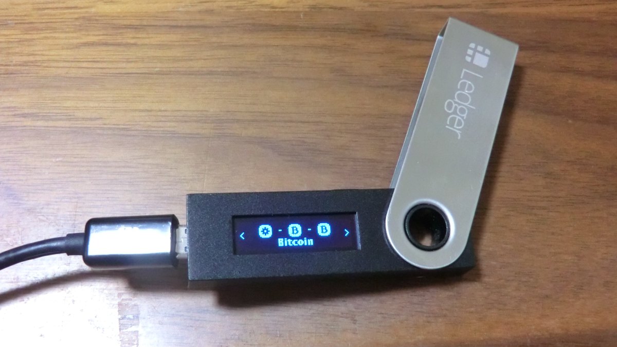 USB kabloya bağlı, ekranında Bitcoin uygulaması açık Ledger Nano S donanım cüzdanı (temsili fotoğraf)