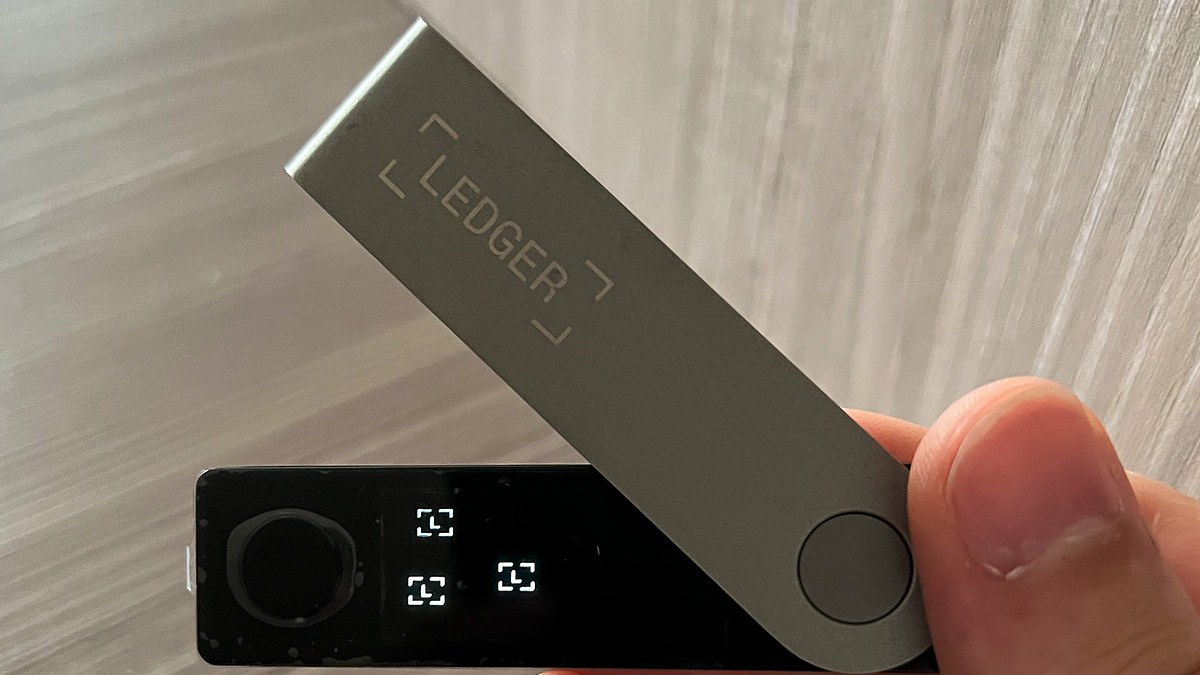 Elde tutulan, kapağında LEDGER yazısı okunan Ledger Nano X donanım cüzdanı (temsili fotoğraf)
