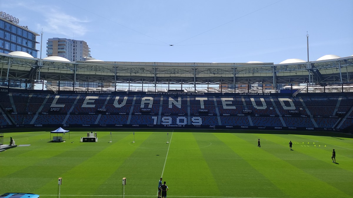 Levante UD'nin stadı Estadi Ciutat de València; tribün koltuklarında LEVANTE UD 1909 yazısı okunuyor (temsili fotoğraf)