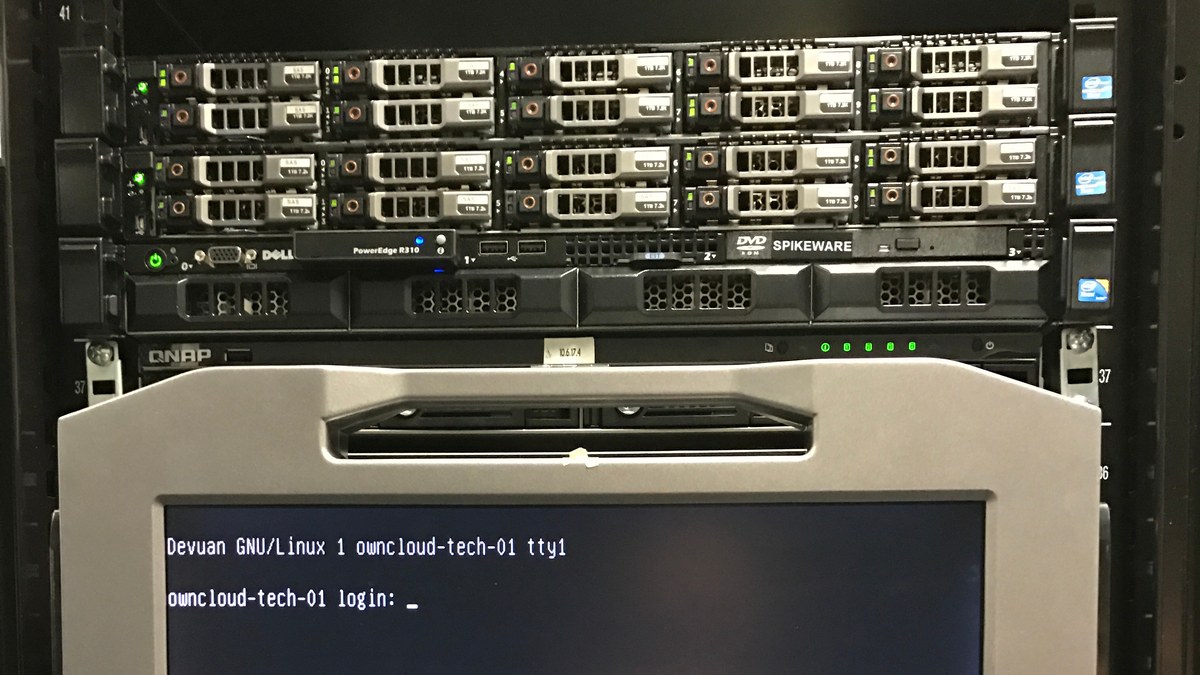 Sunucu kabininde rafa monte sunucular ve Linux giriş ekranı gösteren konsol (temsili)