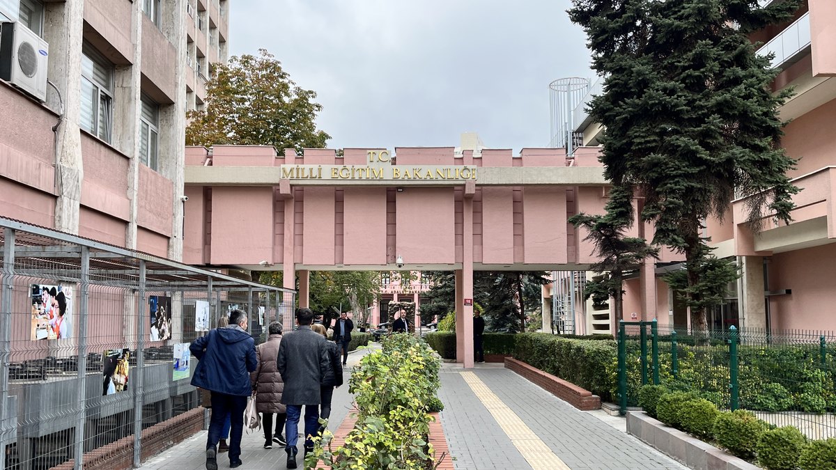 Ankara'daki Millî Eğitim Bakanlığı yerleşkesinin «T.C. Millî Eğitim Bakanlığı» yazılı giriş kapısı (temsili, 2023)