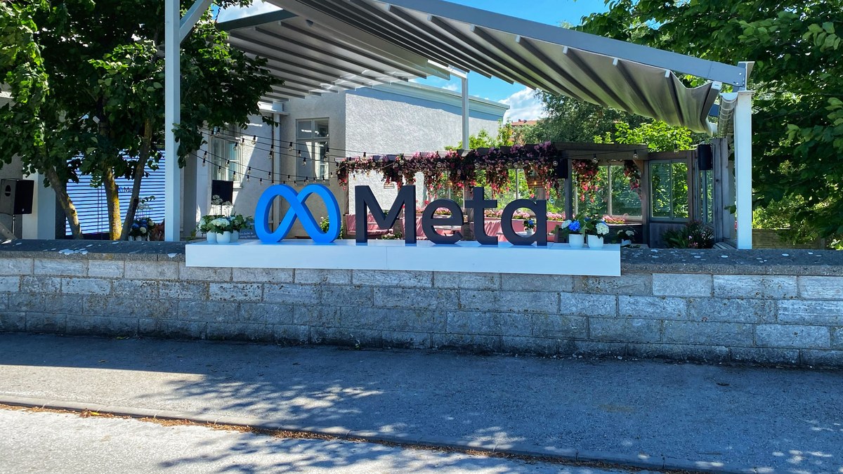 Meta logolu açık hava tabelası (temsili)