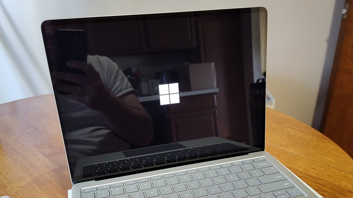 Windows 11 açılırken ekranında Windows logosu görünen bir Microsoft Surface dizüstü bilgisayar; temsili fotoğraf (Edge'i ya da haberdeki istismarı göstermez)