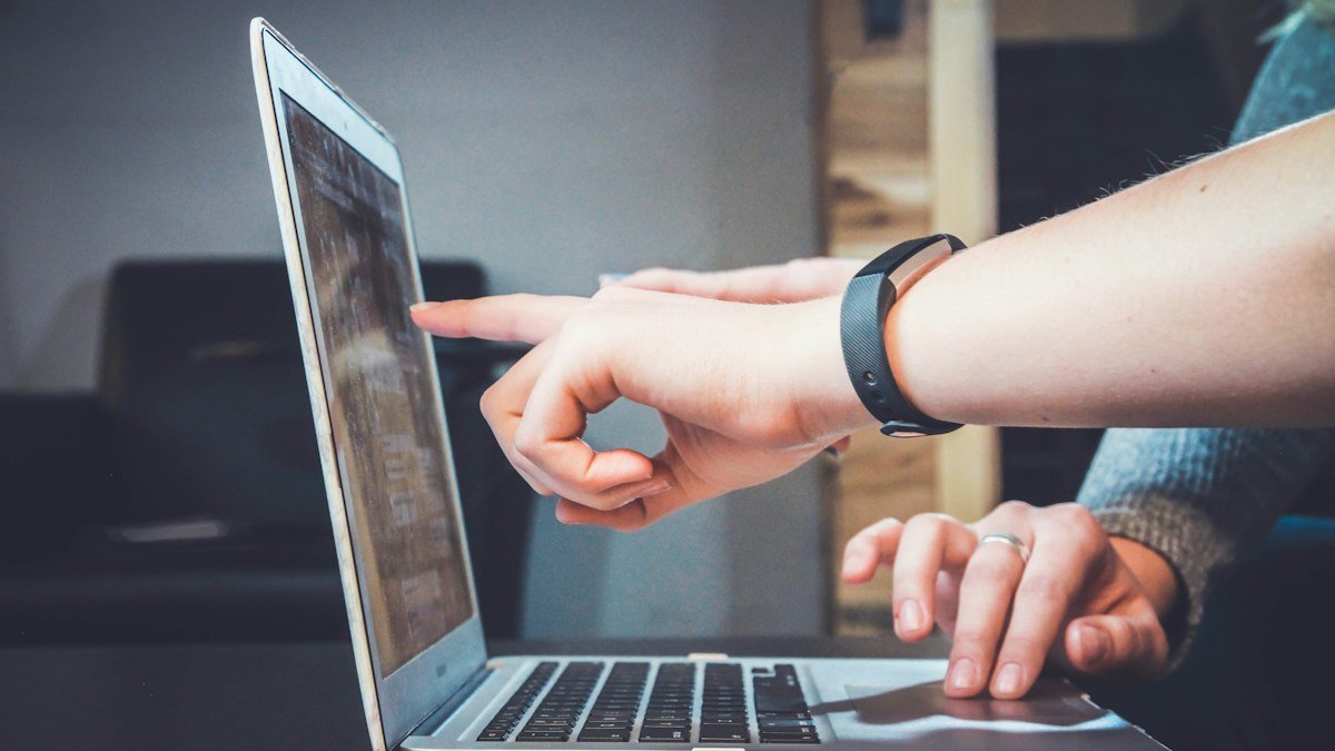 Temsili dizüstü bilgisayar ve çalışma masası fotoğrafı; olay görüntüsü veya Microsoft resmi görseli değildir