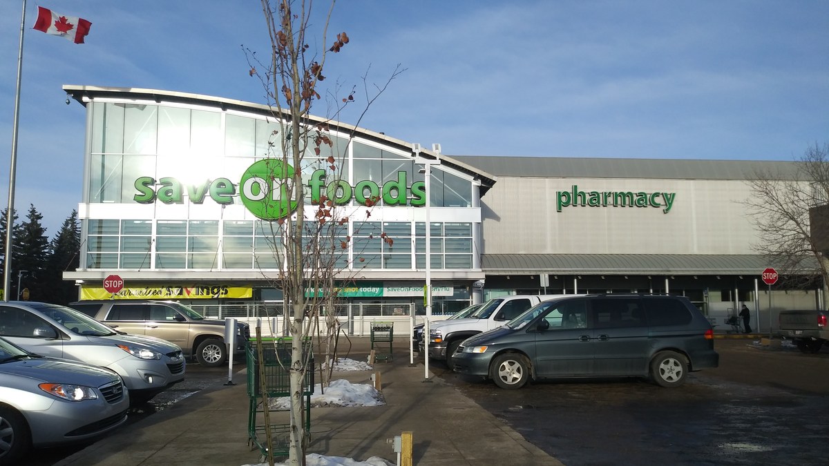Edmonton'daki Londonderry Mall'da Save-On-Foods mağazası ve önünde Kanada bayrağı (temsili)