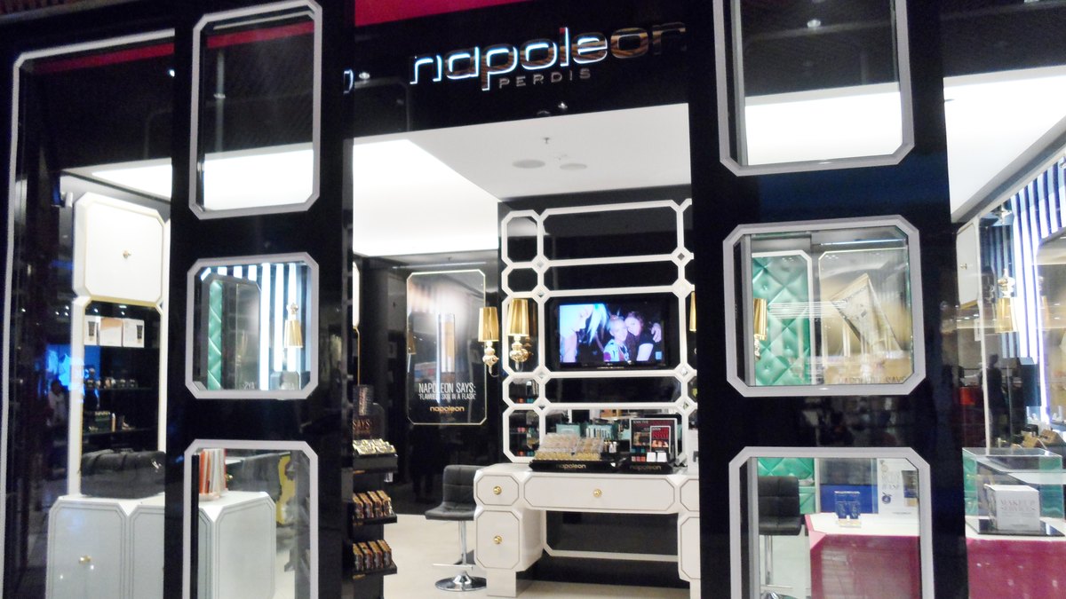 Sidney'deki Westfield alışveriş merkezinde Napoleon Perdis mağazasının girişi ve marka logosu (arşiv, temsili)
