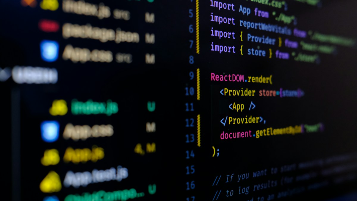 Ekranda kod düzenleyicide açık React/JavaScript dosyaları ve ReactDOM.render kodu (temsili)