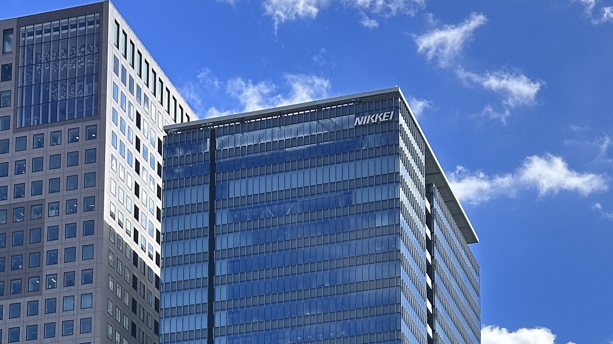 Tokyo Otemachi'deki Nikkei genel merkez binası; cephenin üst köşesinde NIKKEI yazısı