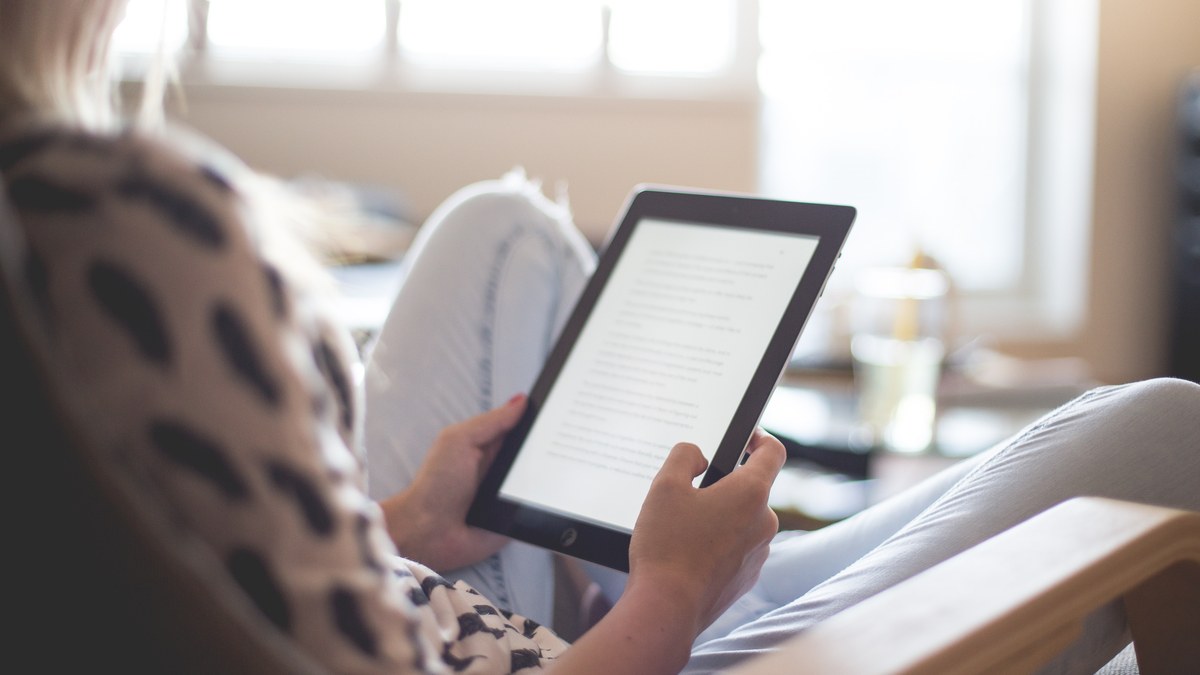 Tablette elektronik kitap okuyan kişi (temsili)