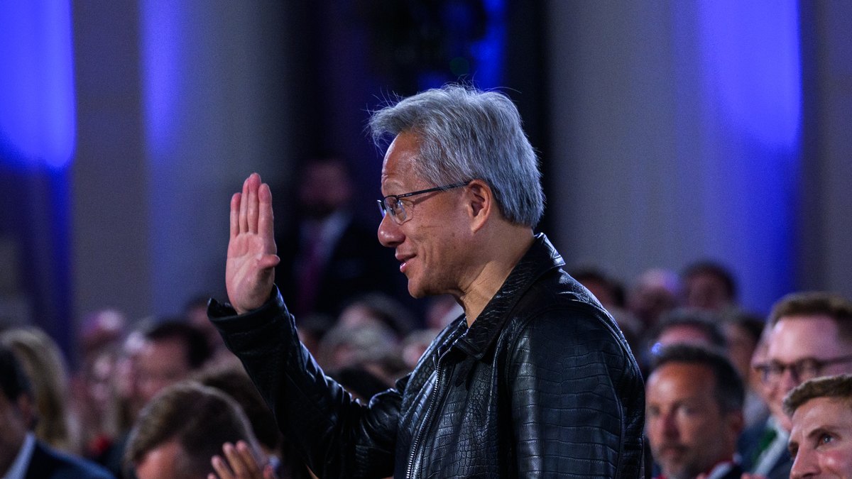 Nvidia CEO'su Jensen Huang, 23 Temmuz 2025'te Washington'daki Beyaz Saray Yapay Zekâ Zirvesi'nde salonu selamlıyor (arşiv fotoğrafı, temsili)
