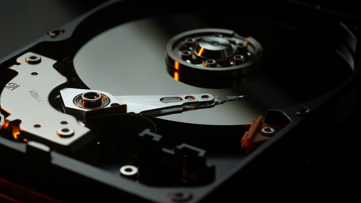 Temsili veri merkezi sunucu ışıkları — editoryal stok fotoğraf; NVIDIA duyurusunun veya ürününün resmi görüntüsü değildir