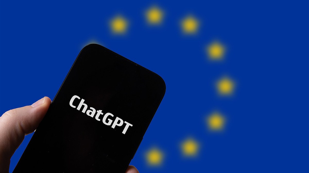 Avrupa Birliği bayrağının önünde tutulan, ekranında ChatGPT yazan akıllı telefon