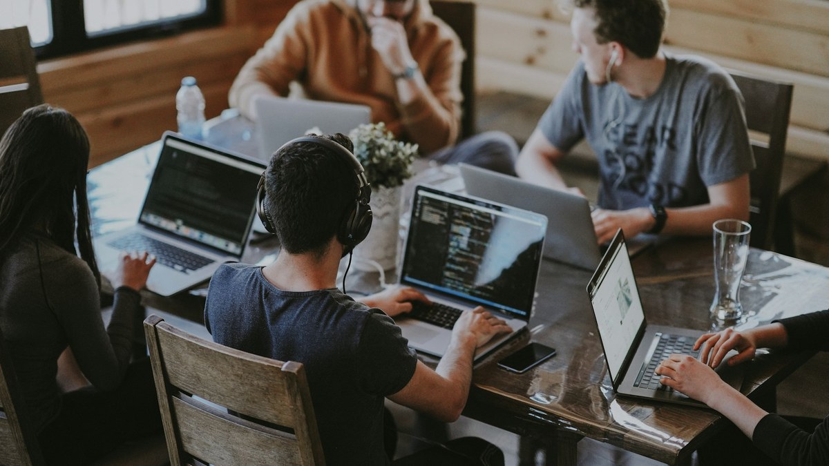Temsili ekip/laptop çalışma fotoğrafı — editoryal stok; OpenAI Dots ürün görseli değildir