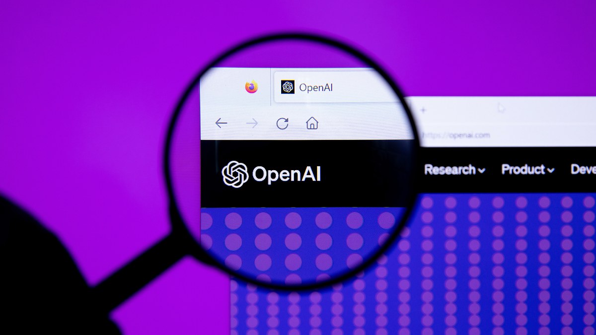 Büyüteç altında OpenAI web sitesi ve logosu (temsili)