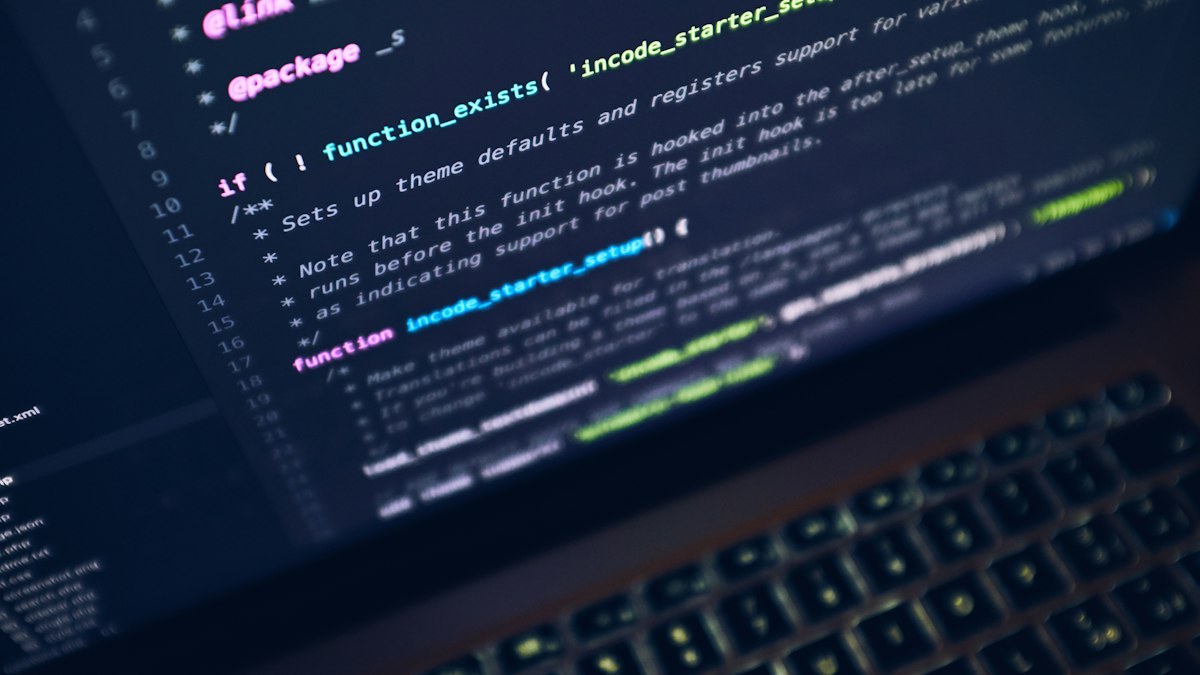 Dizüstünde kod editörü — temsili editoryal fotoğraf; OpenAI ürün arayüzü değildir