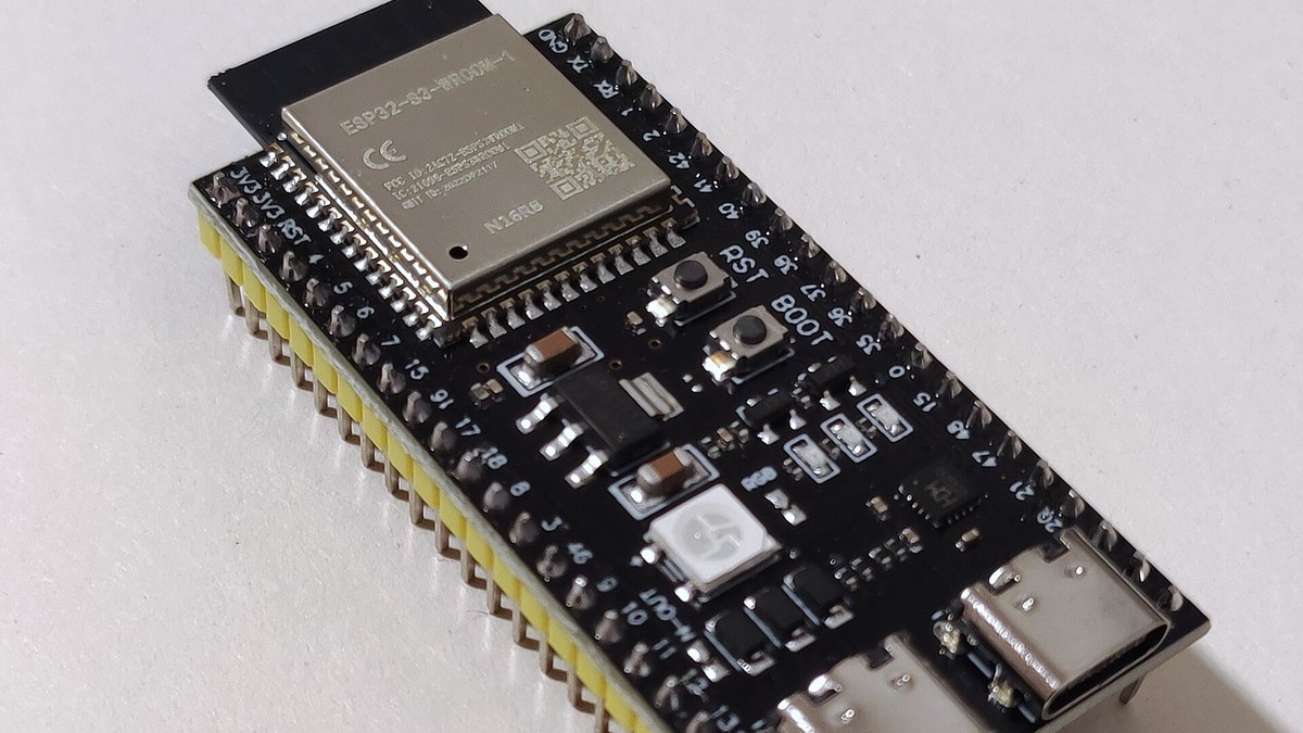 ESP32-S3 tabanlı küçük geliştirme kartı (temsili)