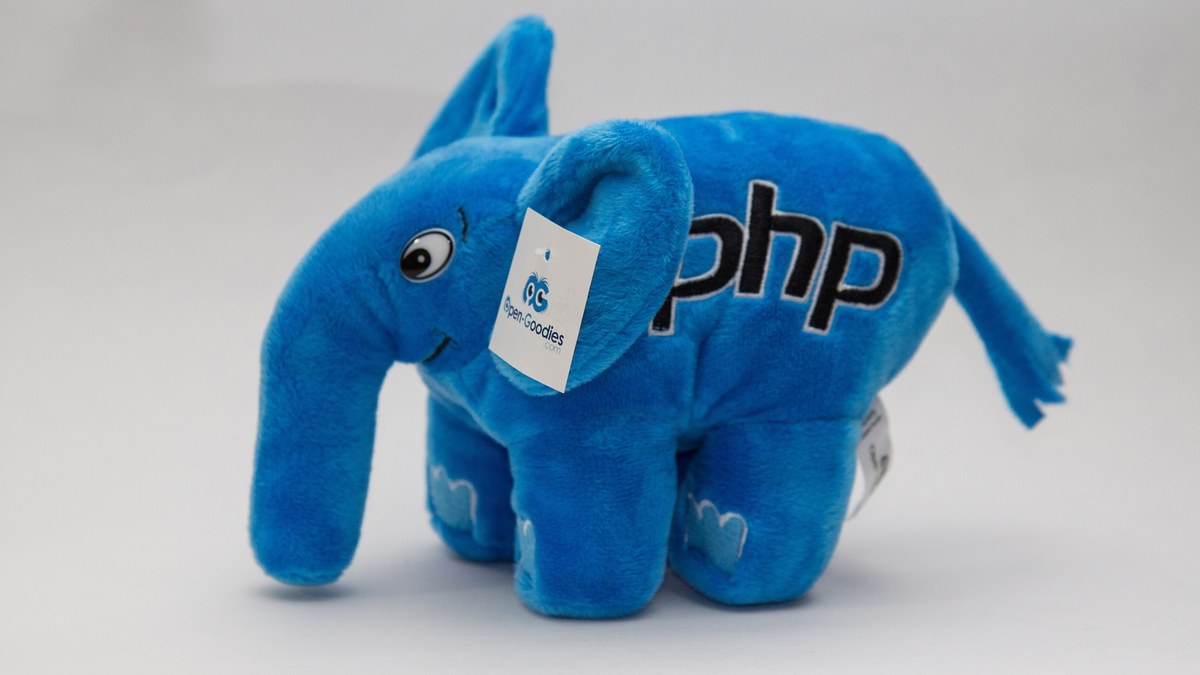 Üzerinde php yazan mavi PHP fil maskotu ElePHPant (temsili)