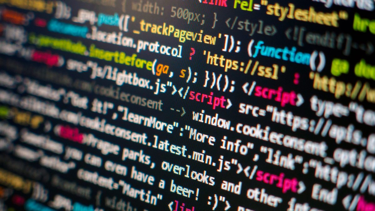 Ekranda vurgulu HTML ve JavaScript kaynak kodu; script etiketleri ve sayfa izleme satırı görülüyor, temsili fotoğraf (2016)