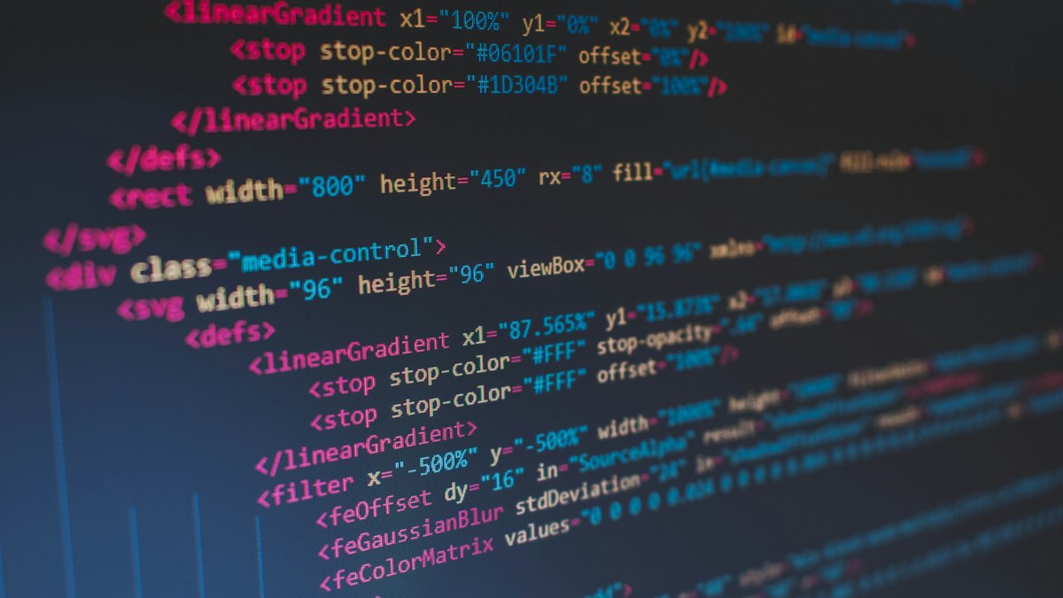 Temsili kod editörü ekranı — RabbitMQ konsolu değildir