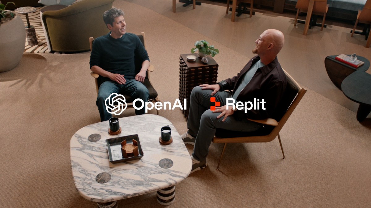 OpenAI ve Replit logolarının önünde koltuklarda sohbet eden iki kişi; Replit'in Ağustos 2026 OpenAI iş birliği duyurusu görseli (temsili)