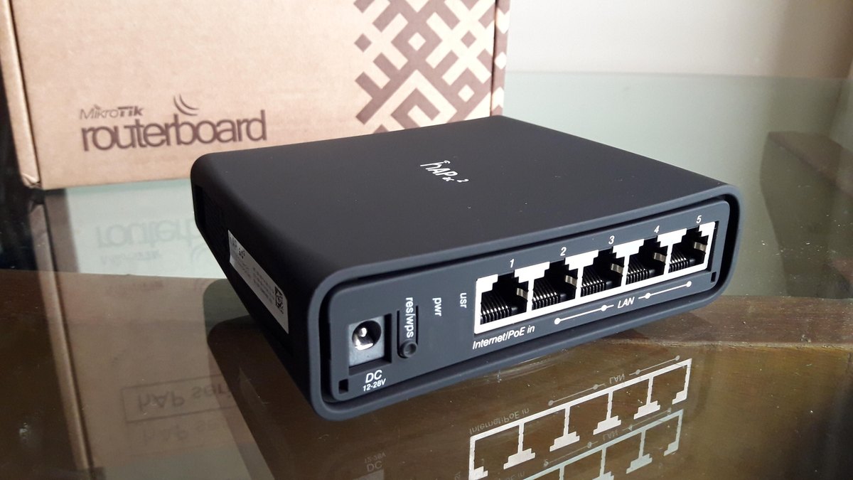 MikroTik hAP ac² yönlendirici ve arkasında MikroTik routerboard kutusu (temsili)