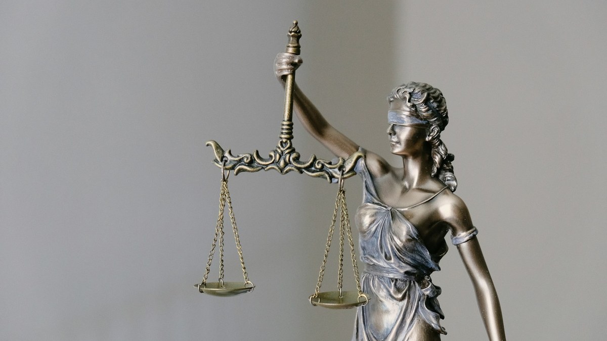 Temsili adalet heykeli — Khader veya Ürdün gözaltısı gerçek görüntüsü değildir