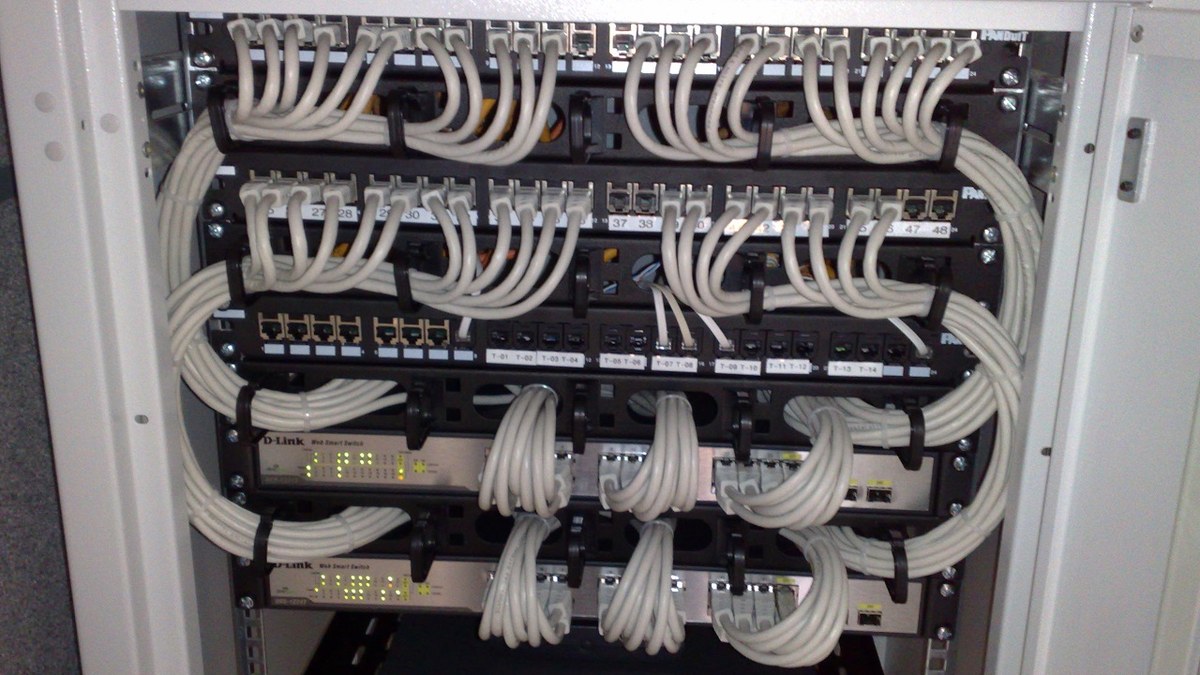 Sistem odasında 19 inç kabinete monte ağ anahtarları ve patch panellere bağlı ağ kabloları (temsili görsel)