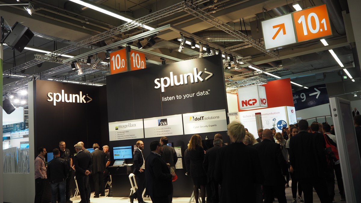 it-sa 2017 fuarında büyük «splunk>» logolu Splunk standı ve ziyaretçiler (temsili)