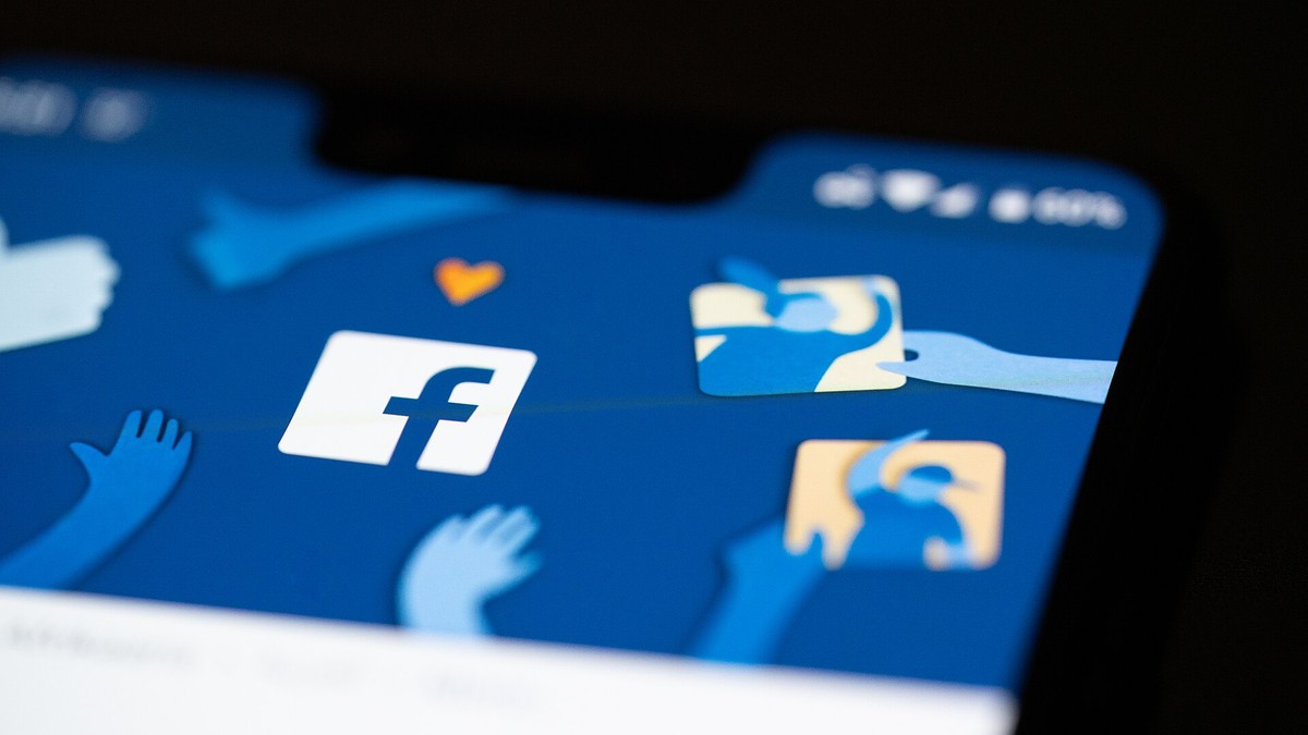 Akıllı telefon ekranında Facebook uygulamasının logosu ve mavi zeminli karşılama görseli (temsili fotoğraf)