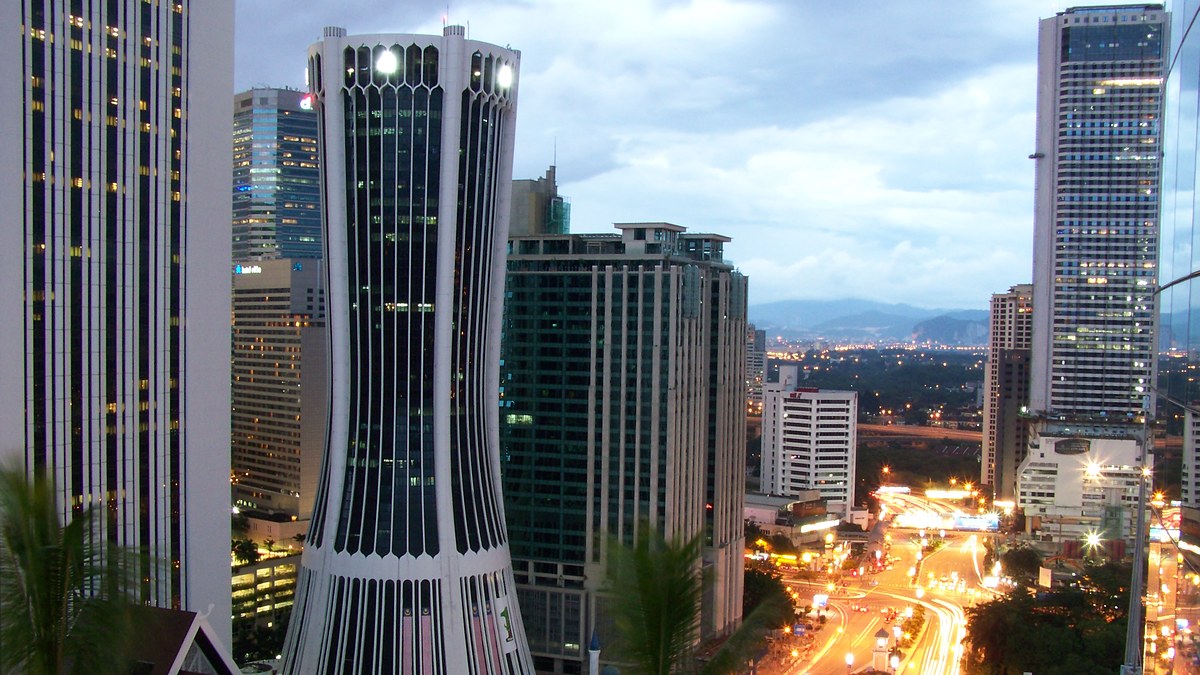 Kuala Lumpur'da Jalan Tun Razak üzerindeki Lembaga Tabung Haji genel merkezi Menara Tabung Haji kulesi, akşam ışıkları (temsili fotoğraf)