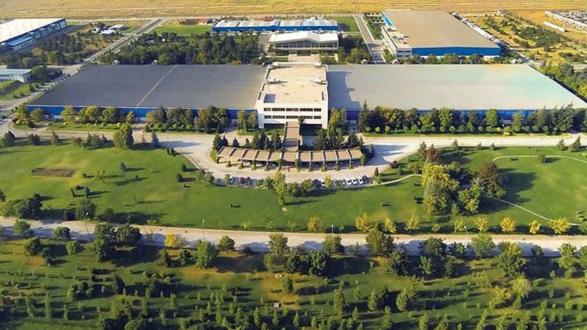 TUSAŞ Motor Sanayii (TEI) Eskişehir tesislerinin havadan görünümü; fabrika binaları, otopark ve yeşil alanlar