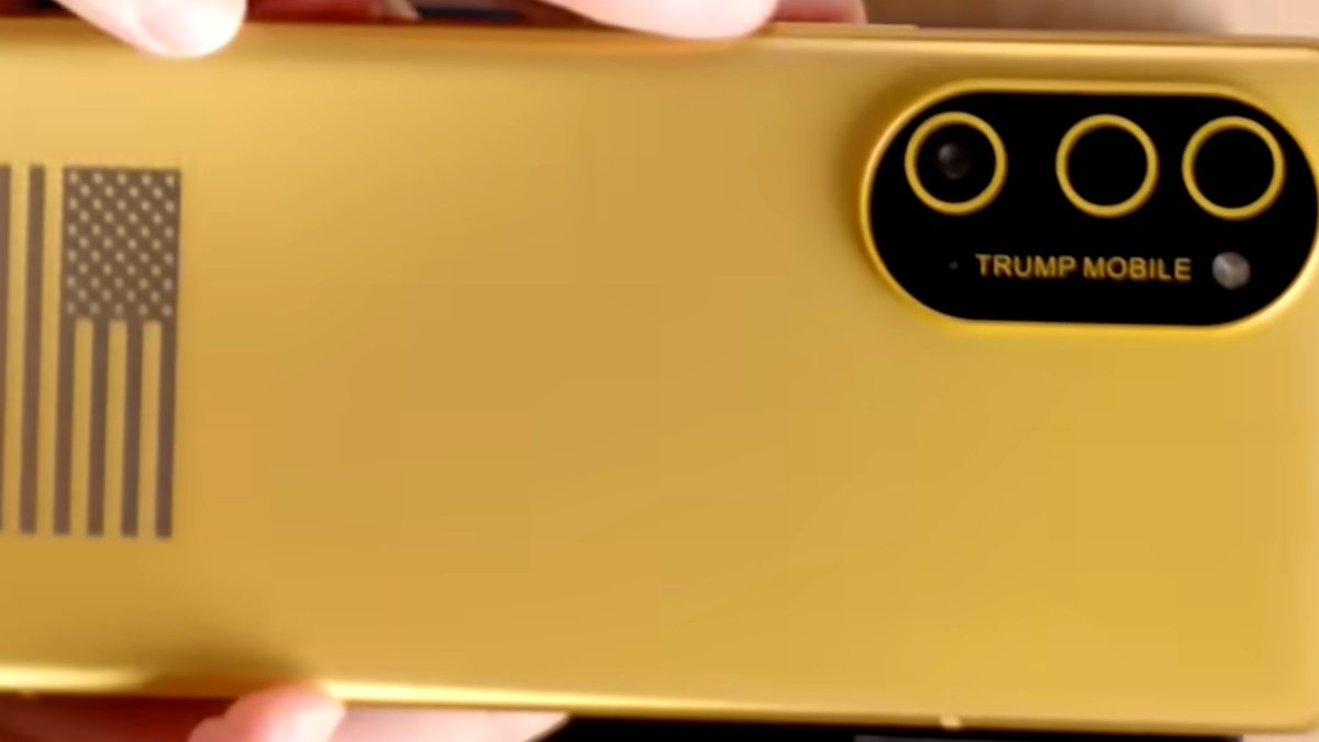 Altın renkli Trump Mobile T1 telefonunun arka yüzü; kamera modülünde TRUMP MOBILE yazısı ve gövdede ABD bayrağı