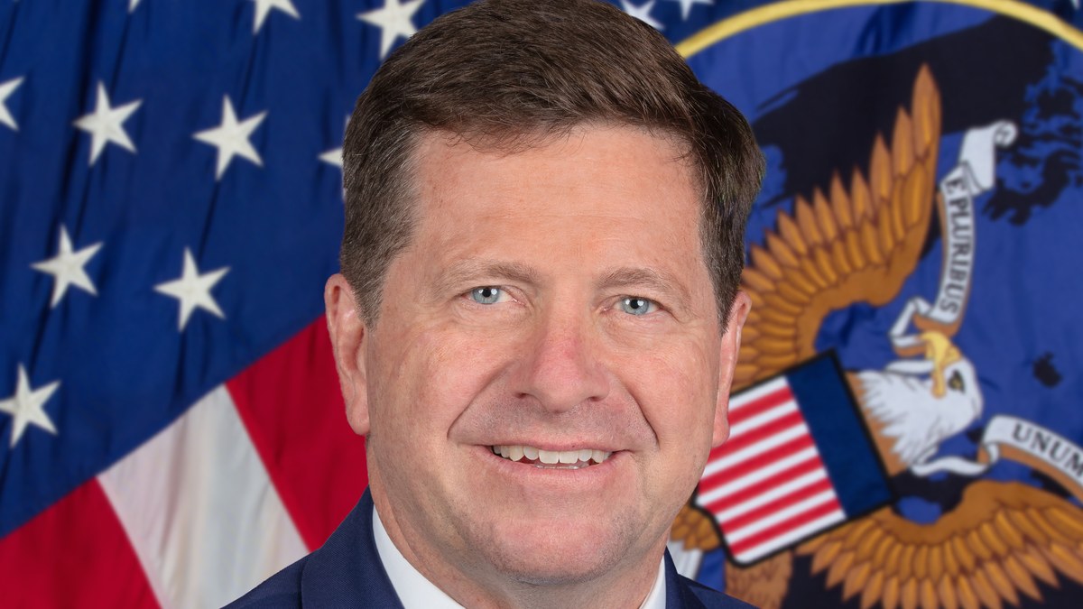 Ulusal İstihbarat Direktörü Jay Clayton'ın ABD bayrağı ve ODNI mührü önündeki resmi portresi
