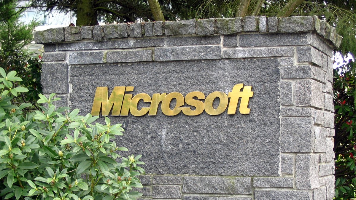Microsoft'un Redmond yerleşkesi girişindeki taş tabelada altın renkli Microsoft yazısı (temsili)
