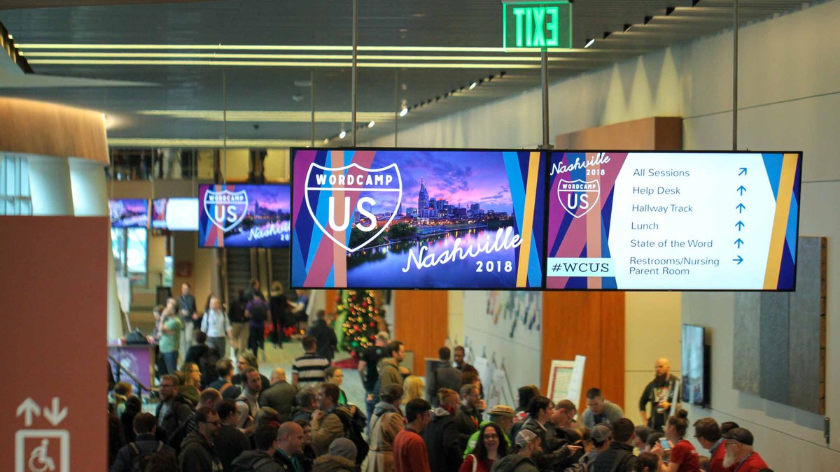 WordCamp US 2018 konferansında WordPress topluluğu ve yönlendirme ekranları (temsili)