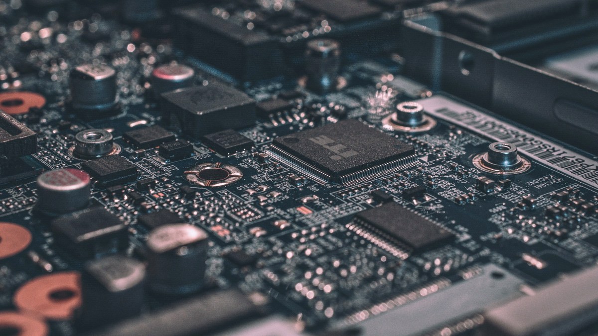 Elektronik devre kartı detayını gösteren temsili editoryal fotoğraf