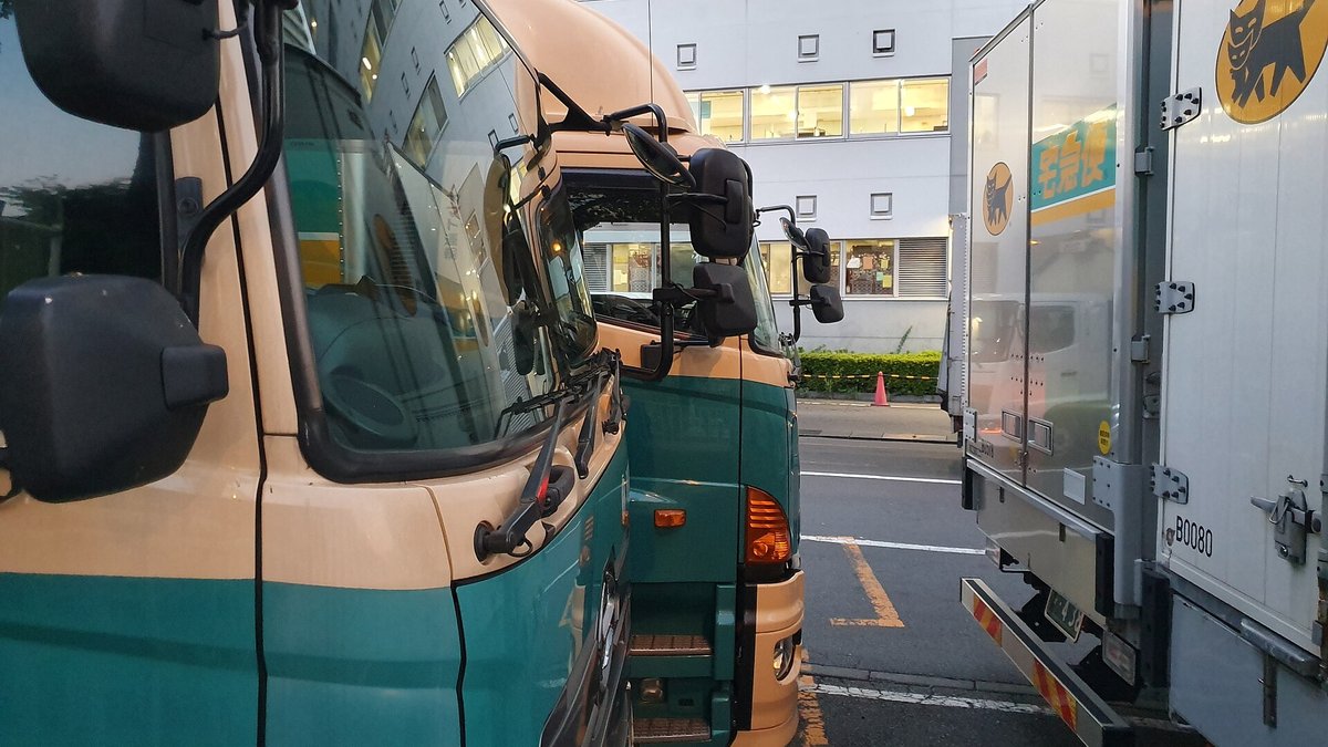 Tokyo Ariake'deki Yamato Transport şubesinde Kuroneko logolu kamyonlar (arşiv, temsili)