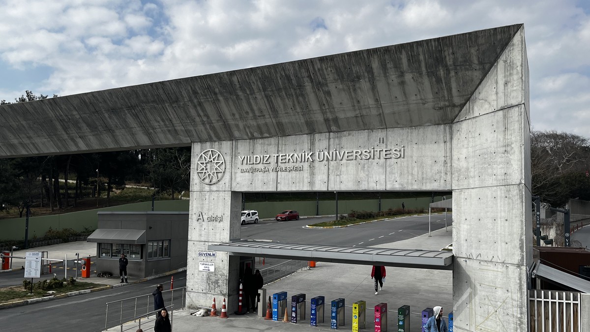 Yıldız Teknik Üniversitesi Davutpaşa Yerleşkesi'nin «Yıldız Teknik Üniversitesi» yazılı beton ana giriş kapısı